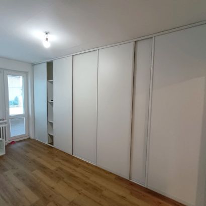 Vestavěné skříně do obýváku